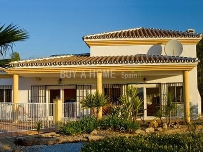 Villa en venta en La Vinuela, Malaga