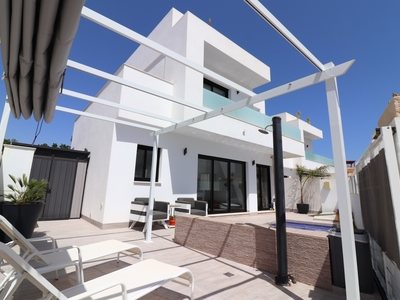 Villa en venta en Los Montesinos, Alicante