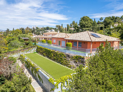 Villa for sale in El Paraiso, Malaga