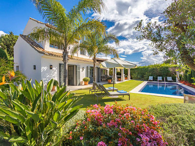 Villa for sale in Macharavialla, Malaga